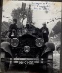 Carro Packard a transportar a imagem de N. Senhora de Fátima com o comandante Soares e o bombeiro José R. Ferreira